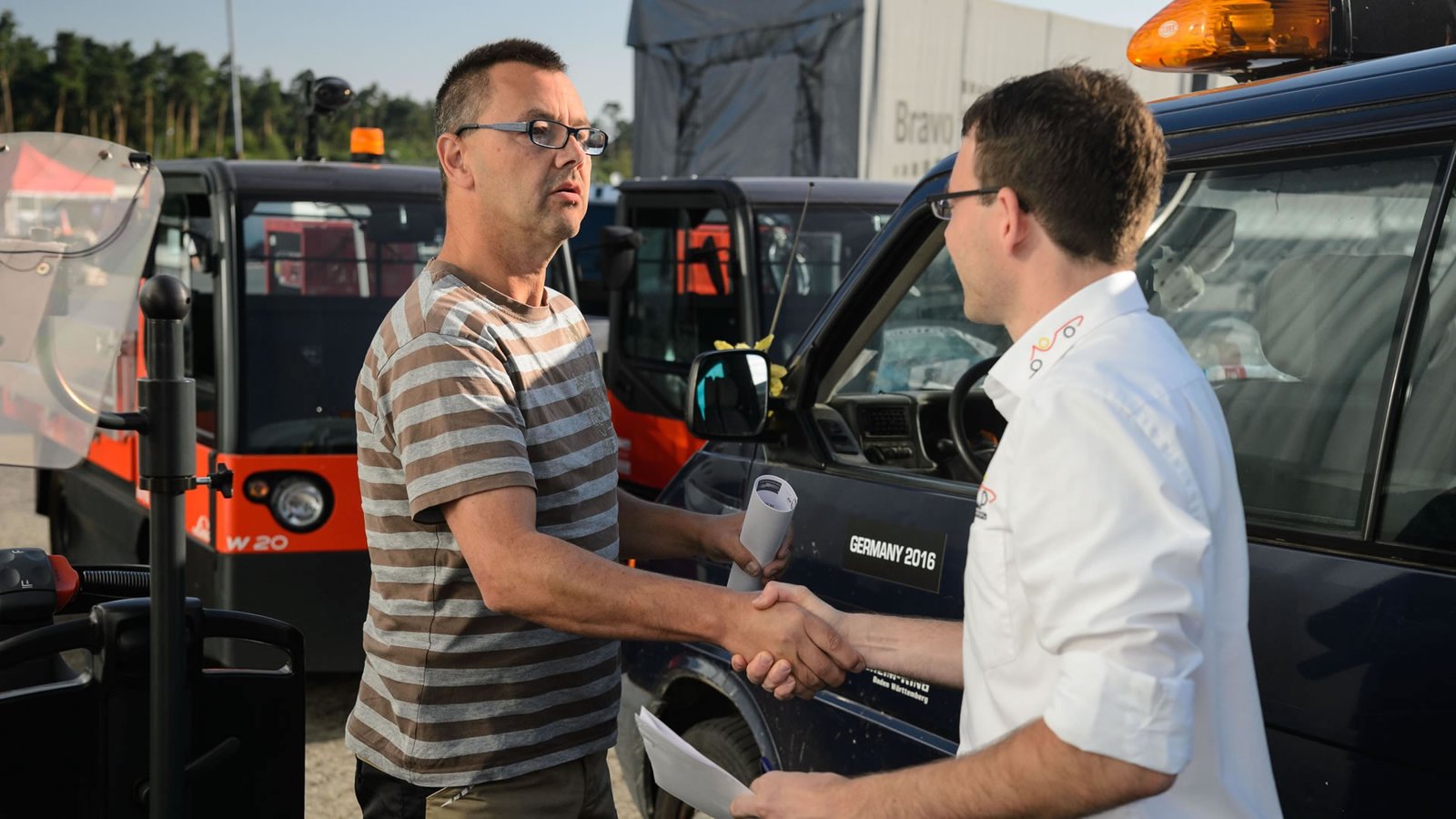 Dve osobe se rukuju kao znak postignutoh dogovora za iznajljivanje Linde viljuškara