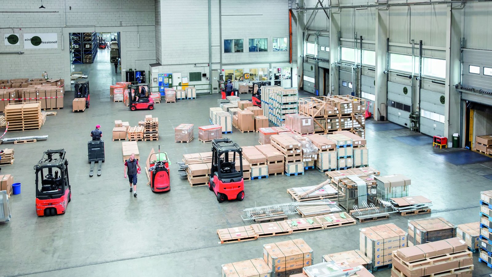 Magacin sa viljuškarima i radnicima koji koriste aplikaciju Linde Truck Call za brzo i efikasno koordinisanje naloga i vožnje