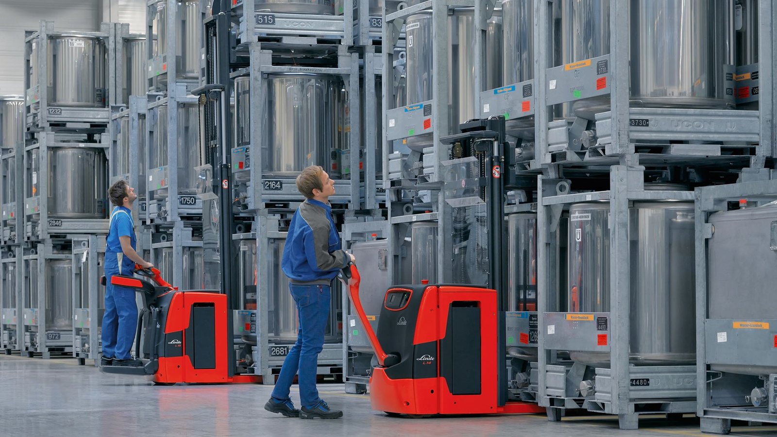 Radnici koriste Linde visokopodizna vozila sa Load Management Advanced sistemom za sigurno skladištenje i rukovanje robom u magacinu