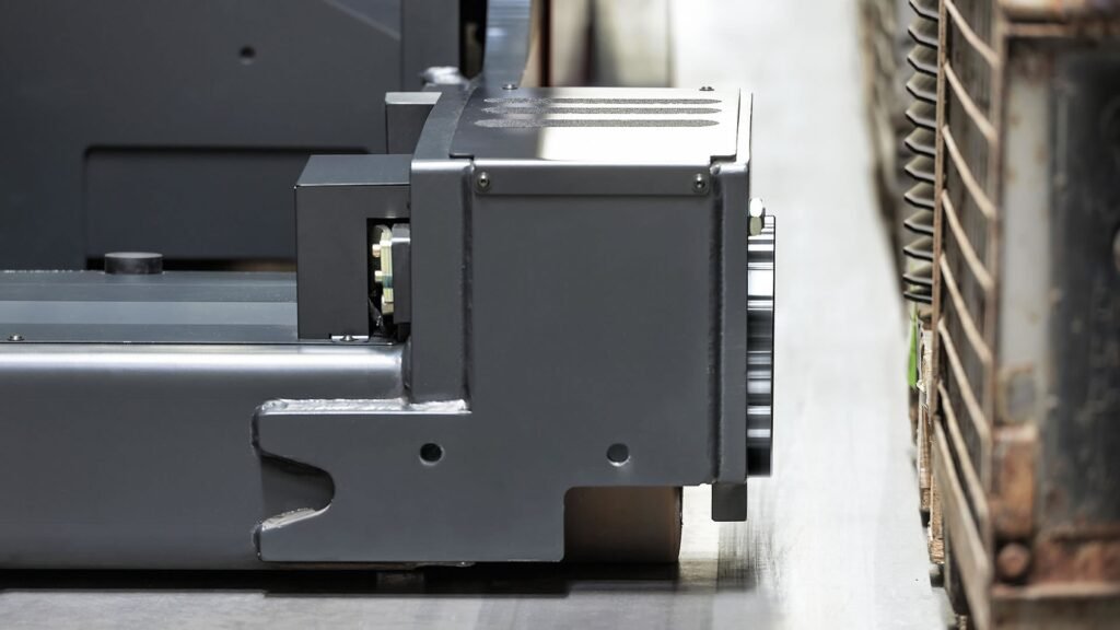 Detalj Active Stability Control sistema na viljuškaru kompanije Linde za automatsku stabilizaciju u uskim prolazima