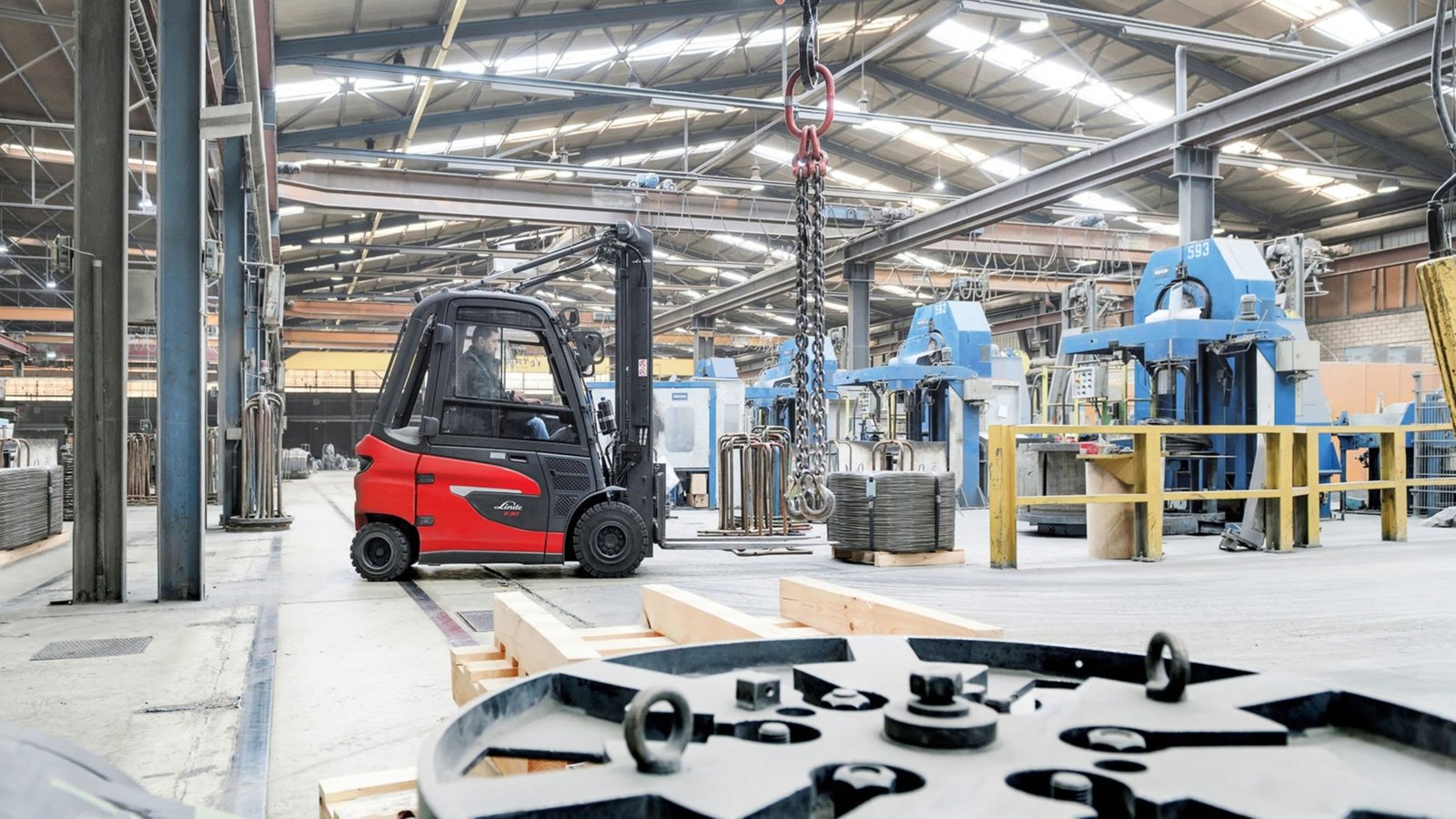 Električni viljuškar Linde E20–E35 manevriše kroz uski prostor u proizvodnoj hali, demonstrirajući visoku okretnost