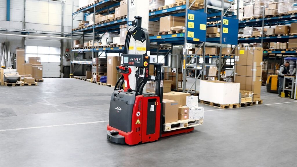 Linde viljušlar L-MATIC transportuje palete u skladištu kompanije HOLTER 
