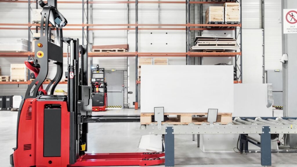 Autonomno vozilo bez prikolice prevozi robu u magacinu