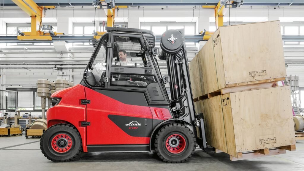 Linde električni viljuškar model E60 – E80 nosi teret