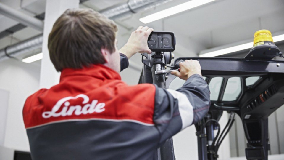Linde serviser popravlja led lampicu na reflektoru Linde viljuškara