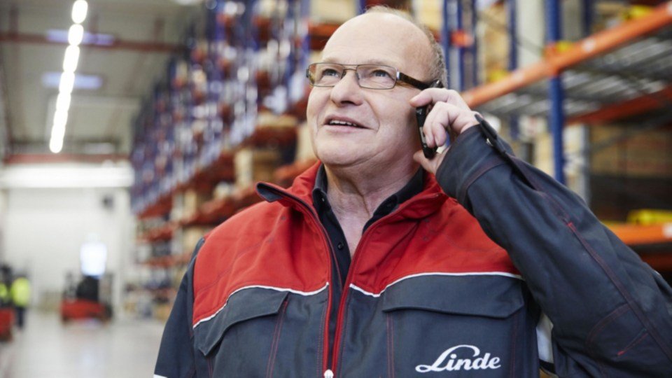 Linde serviser priča telefonom sa odeljenjem za nabavku i smeši se jer će deo za popravku viljuškara stići i pre vremena!