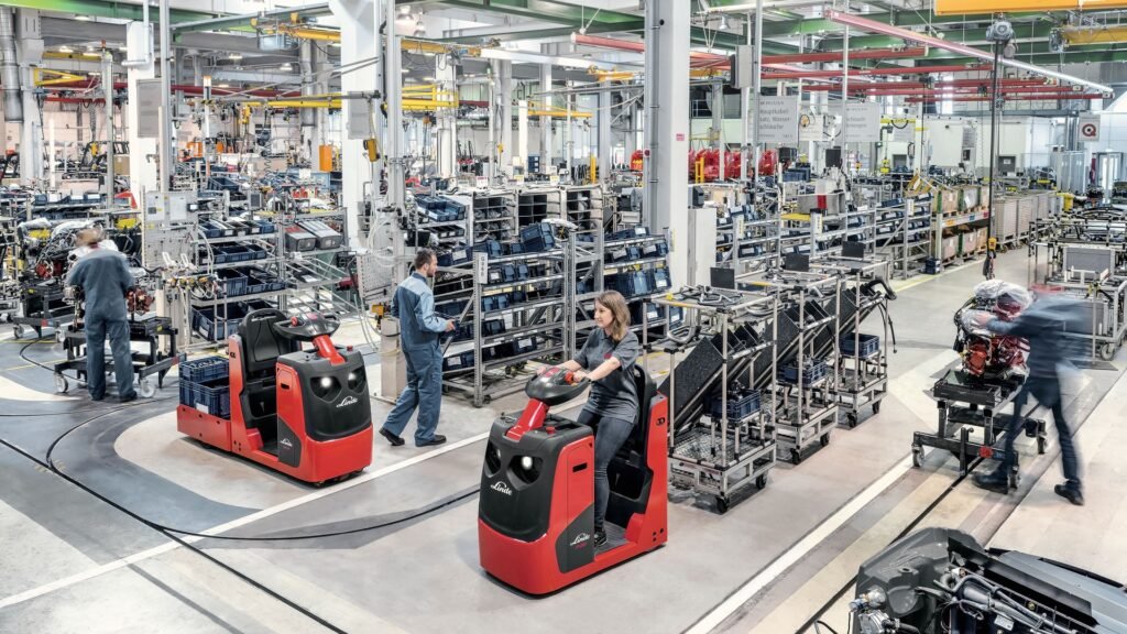 Linde tegljači sa više nosača robe transportuju komponente od skladišta do proizvodne linije.