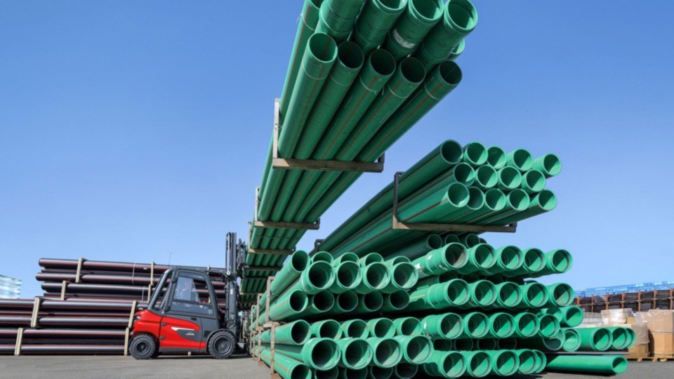 Električni viljuškar Linde X35 premesta velike PVC cevi na otvorenom skladištu