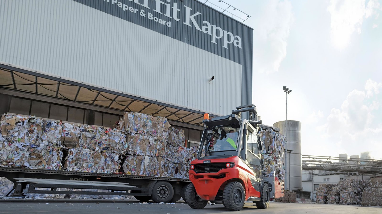 Linde viljuškar H50 utovara reciklažni materijal na transportni kamion u krugu fabrike Smurfit Kappa