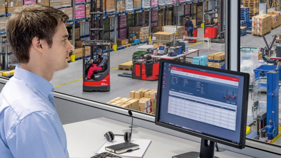 Zaposleni radi u Linde aplikaciji, a na monitoru je modularni sistem za upravljanje flotom connect: kompanije Linde nudi brojne funkcije za kontrolu pristupa, upravljanje podacima, izveštaje, kontrolu štete i detaljnu analizu korišćenja.
