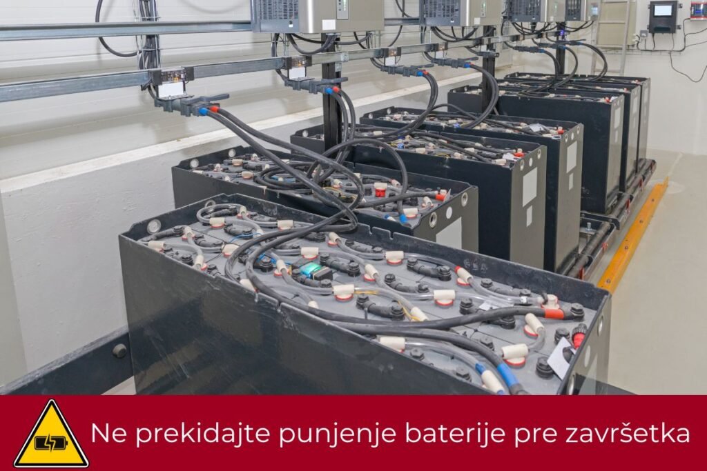 Pravilno punjenje baterije viljuškara – ne prekidajte punjenje pre završetka kako biste poboljšali vek trajanja baterije i osigurali optimalne performanse.
