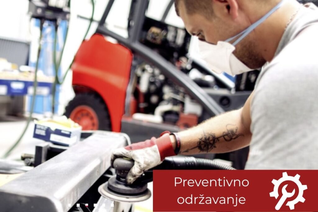 Radnik sa zaštitnom maskom obavlja preventivno održavanje viljuškara – ključna praksa za optimizaciju rada i produženje radnog veka opreme.