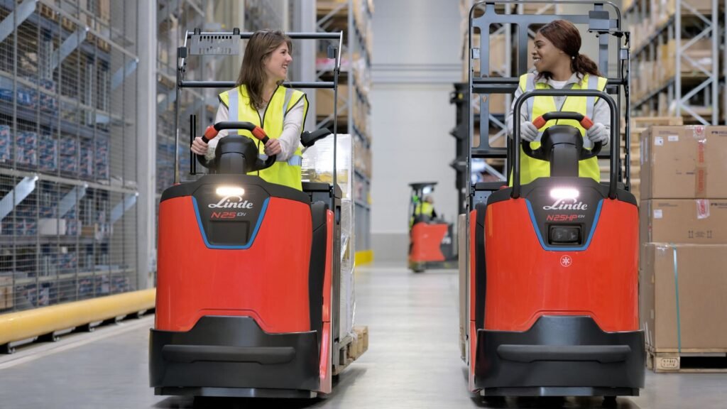 Dve operaterke upravljaju viljuškarima Linde serije N viljuškarima za komisioniranje u skladištu tokom svakodnevnog rada
