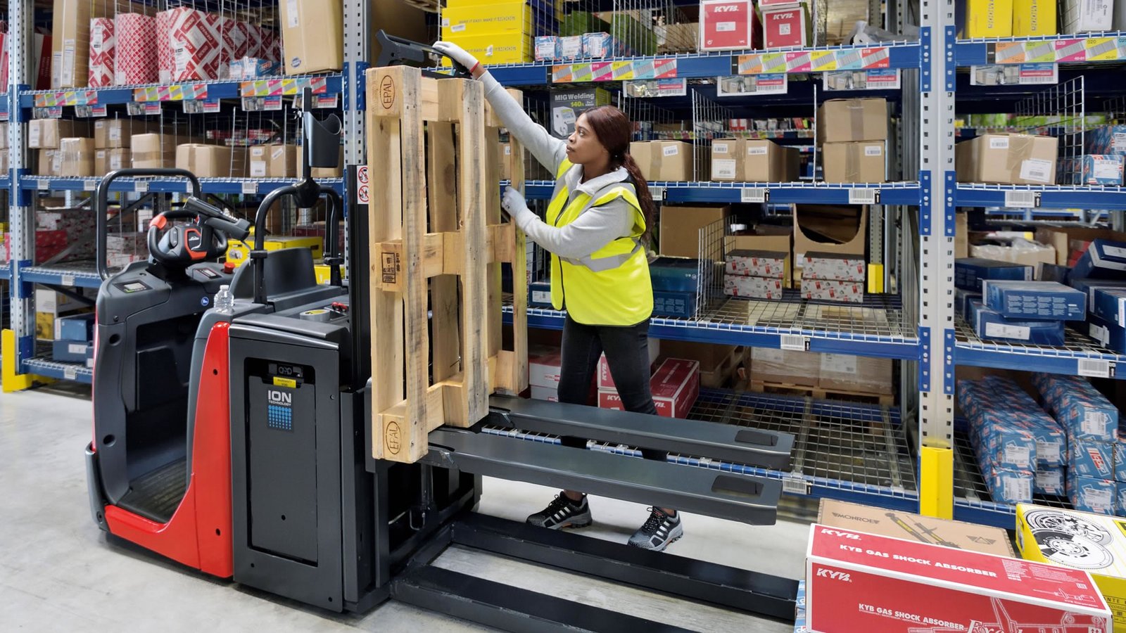 Radnica koristi Linde N20 viljuškar za komisioniranje sa litijum-jonskom baterijom dok postavlja paletu u skladištu