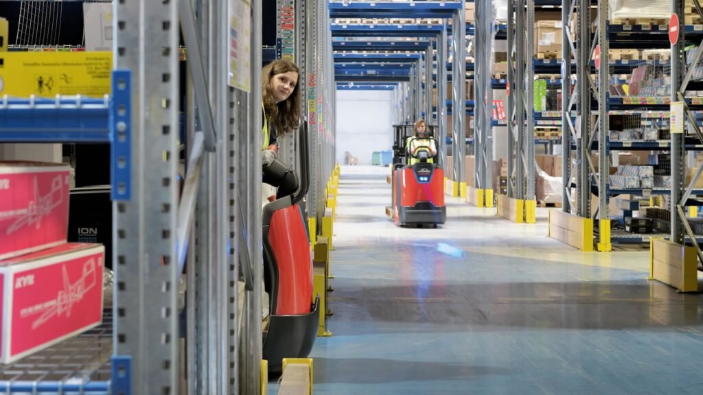 Radnice upravljaju Linde N20 viljuškarima za komisioniranje u skladištu sa uskim prolazima i visokim regalima